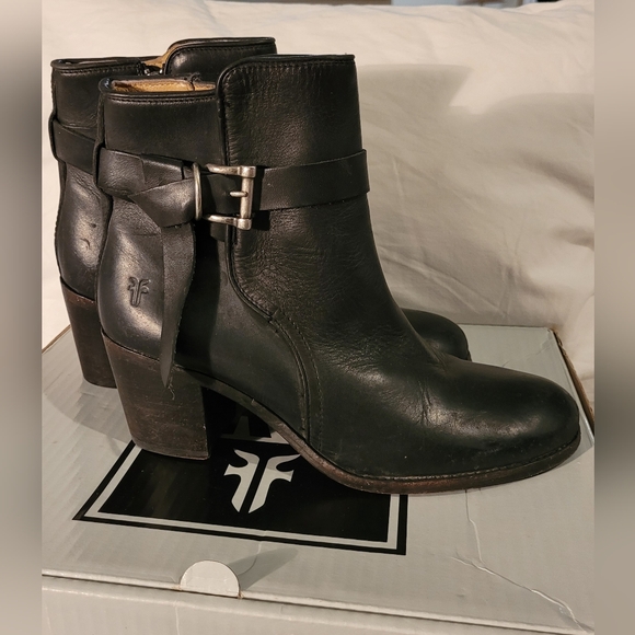 Frye Malorie Knotted Short. Color: Black. Size: 9 - Picture 2 of 10